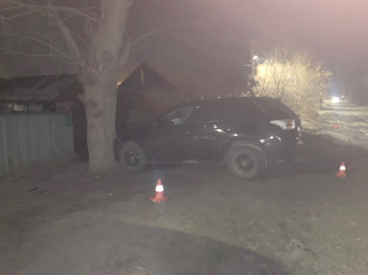 В Орске на улице Кубанской водитель автомобиля «Митсубиши» въехал в дерево