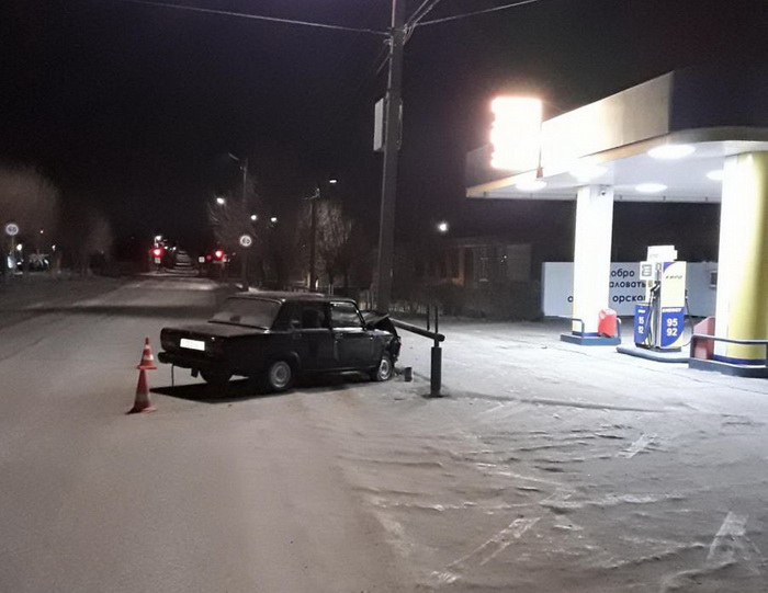 В Орске пьяный водитель въехал в световую опору на заправке по улице Новосибирской