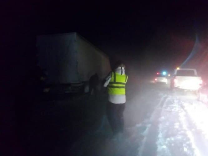 Сотрудники полиции Кувандыка помогли водителю грузового автомобиля
