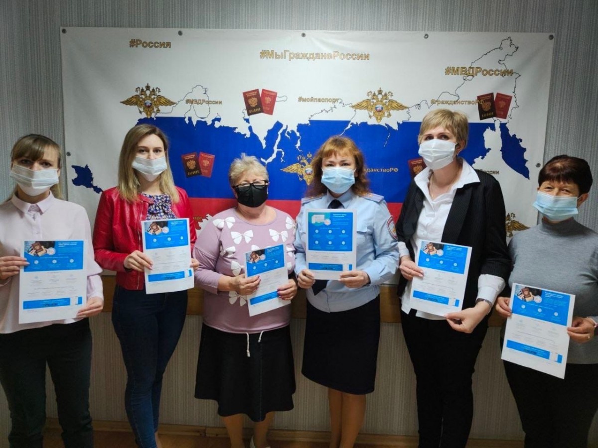Сотрудник отдела по вопросам миграции рассказала специалистам сельский администраций Оренбургского района о преимуществах госуслуг