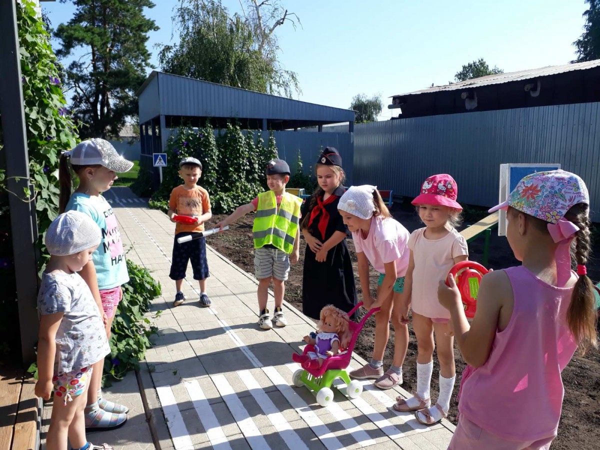 Сотрудники бузулукской Госавтоинспекции провели для воспитанников детского сада игру по Правилам дорожного движения.