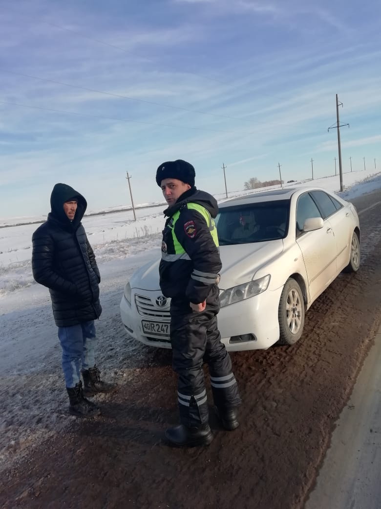В дежурную часть Отд МВД России по Пономаревскому району поступило сообщение о том, что на дороге Казань-Оренбург нужна помощь замерзающему мужчине.