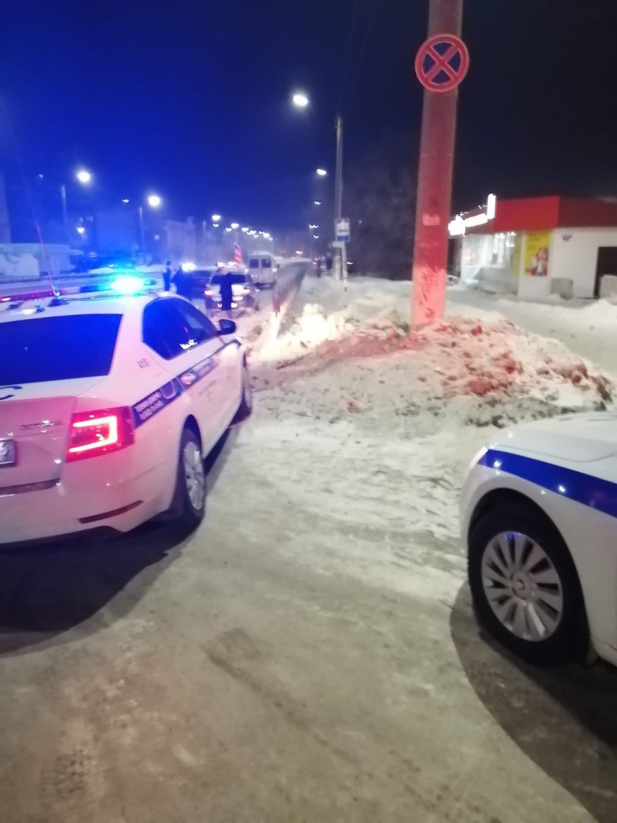 В Новотроицке сотрудники полиции устанавливают обстоятельства ДТП, в результате которого пострадал пассажир