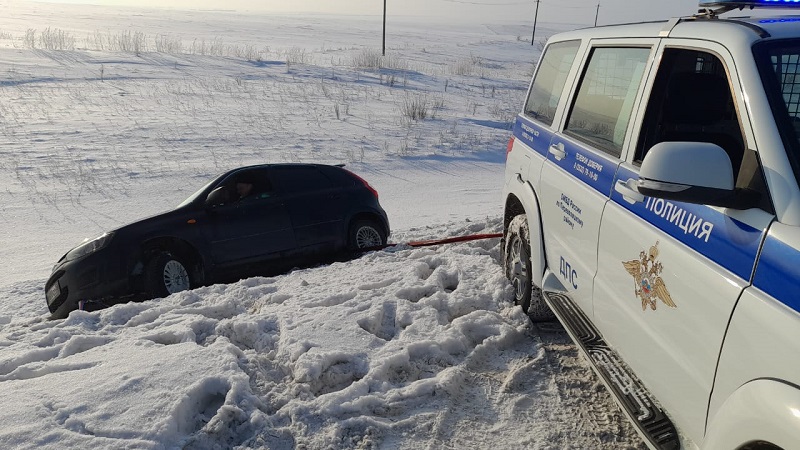Сотрудники полиции Переволоцкого района помогли отбуксировать автомобиль слетевший в кювет
