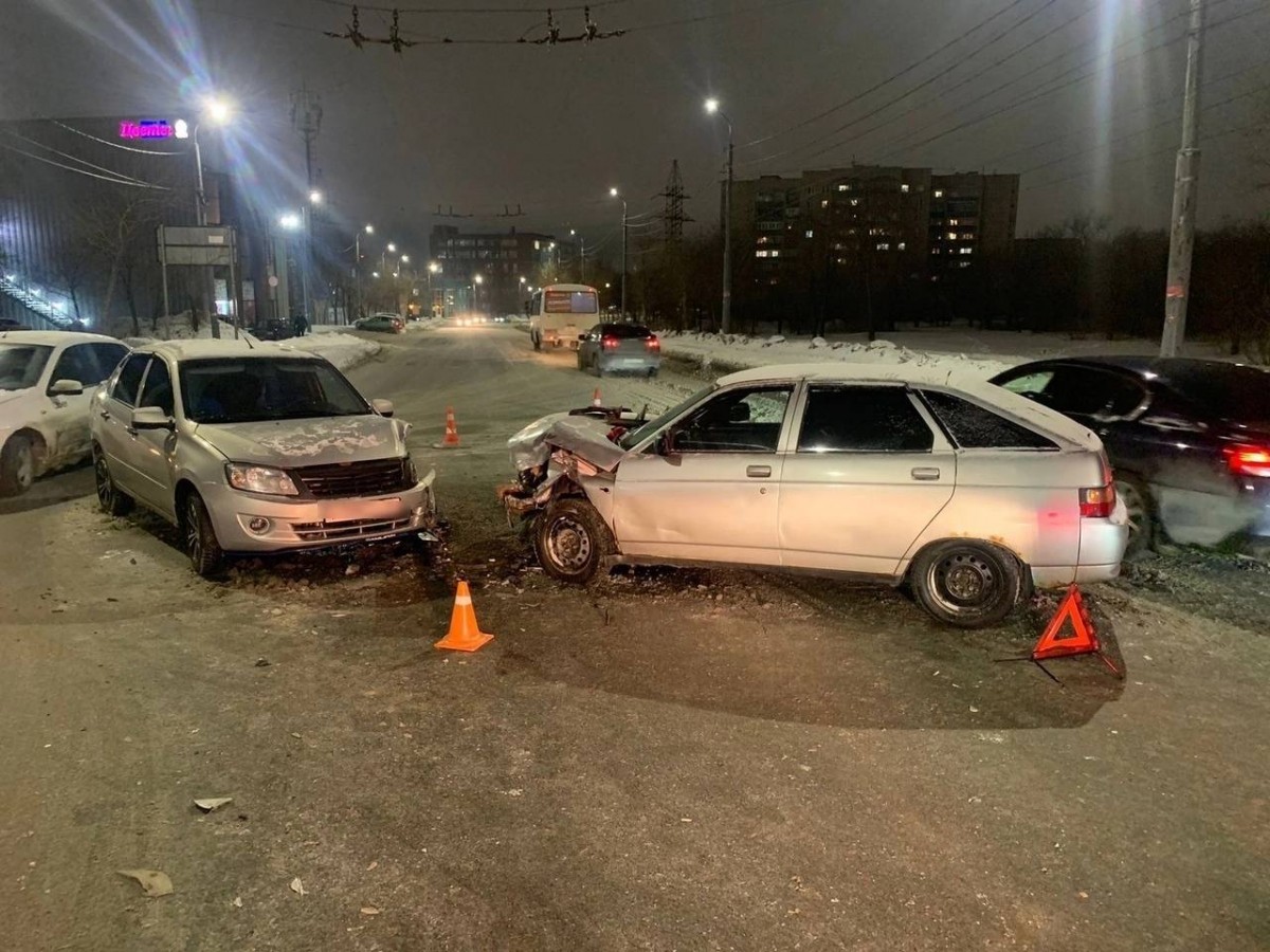 ГИБДД Оренбурга устанавливают обстоятельства ДТП на улице Карагандинской