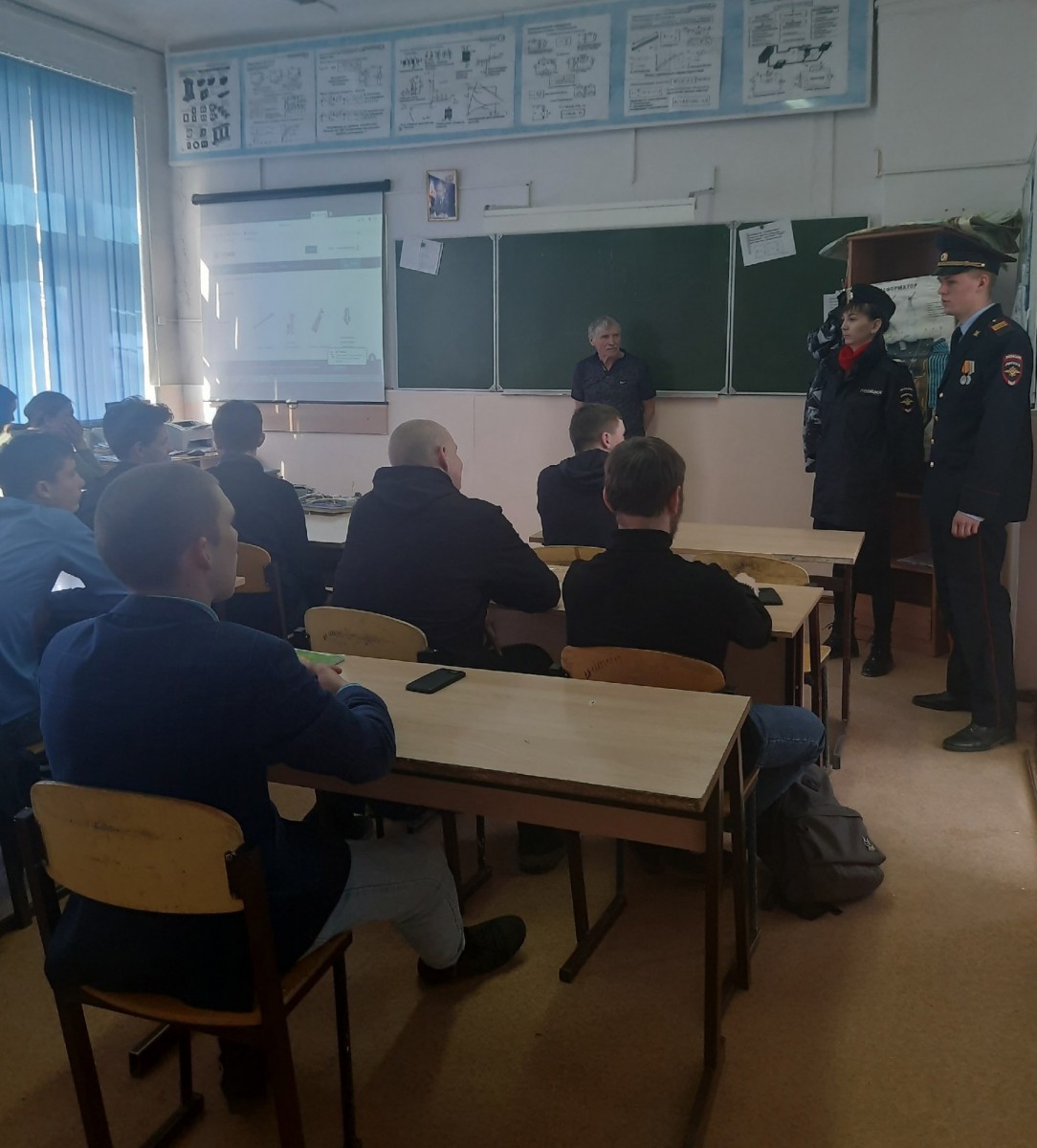 В рамках операции «Дети России - 2023» сотрудники полиции провели профилактические встречи со студентами