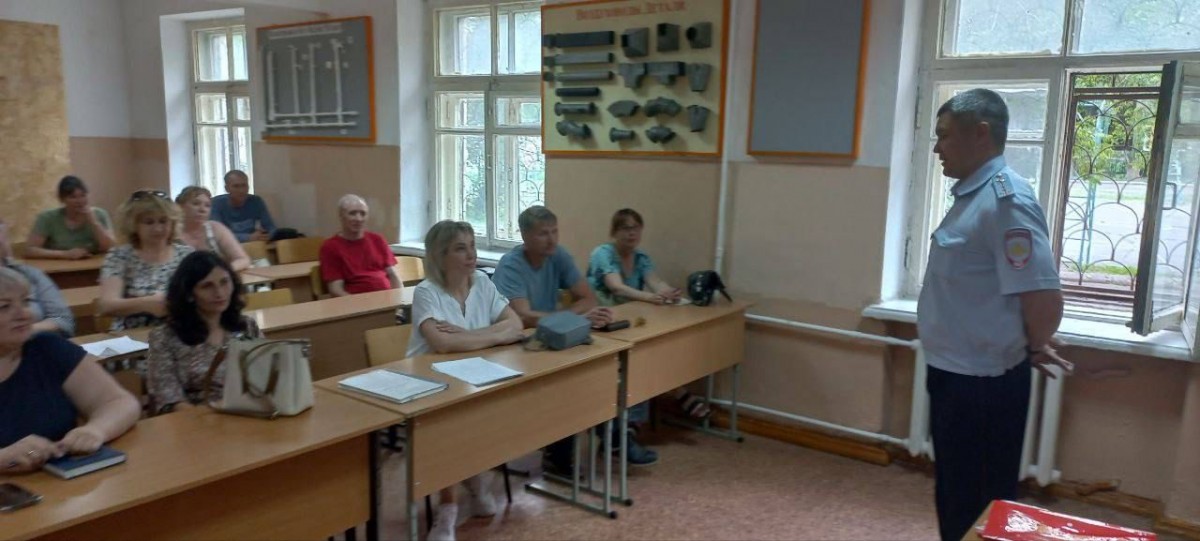 Сотрудники полиции провели профилактическую беседу на родительском собрании в Новотроицком политехническом колледже