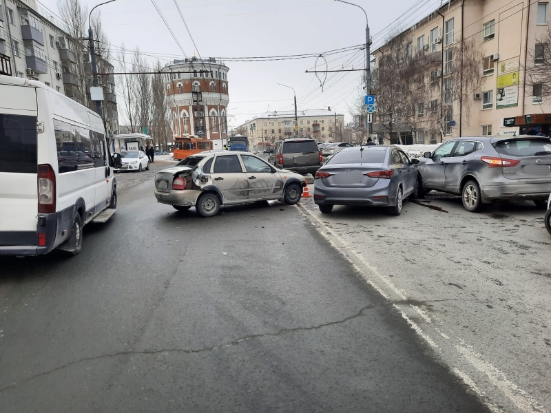 В Оренбурге сотрудники ГИБДД устанавливают обстоятельства ДТП с участием пяти единиц транспортных средств
