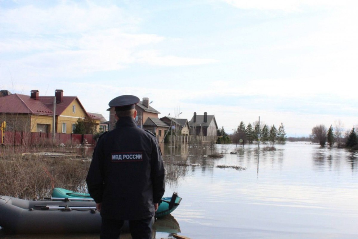 Оренбургские полицейские не прекращают патрулировать районы, пострадавшие от весеннего паводка 
