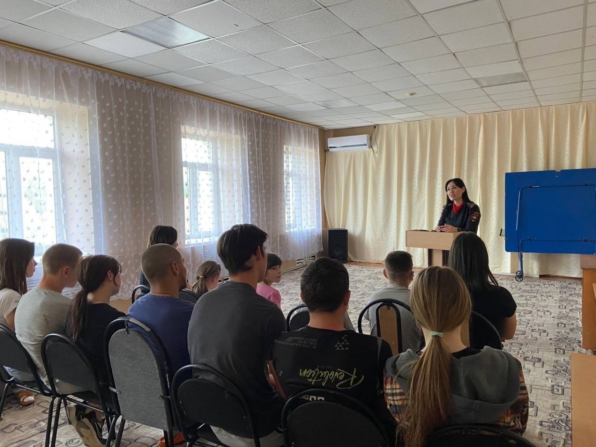Сотрудники Госавтоинспекции Бузулука встретились с воспитанниками из социально-реабилитационного центра для несовершеннолетних «Радуга»