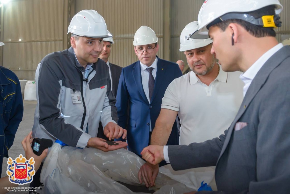 Губернатор Денис Паслер посетил ООО «Оренбургский пропант» в Новотроицке
