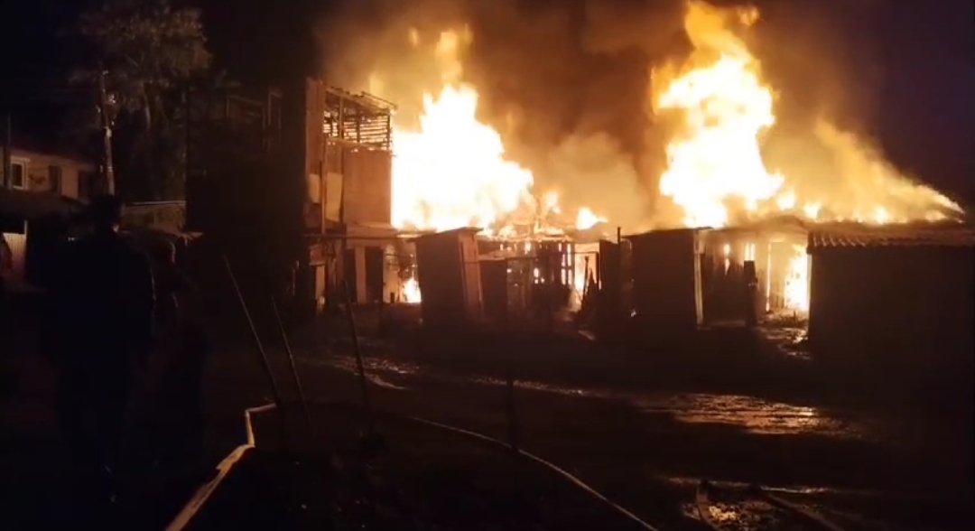 Полицейские Октябрьского района оказали помощь жителям в тушении пожара