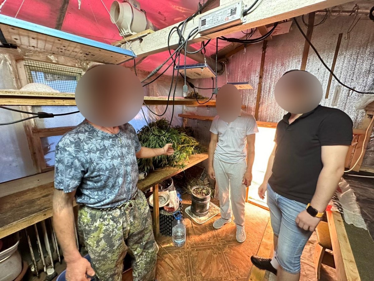 Оренбургские полицейские изъяли у местного жителя почти килограмм запрещенного вещества растительного происхождения