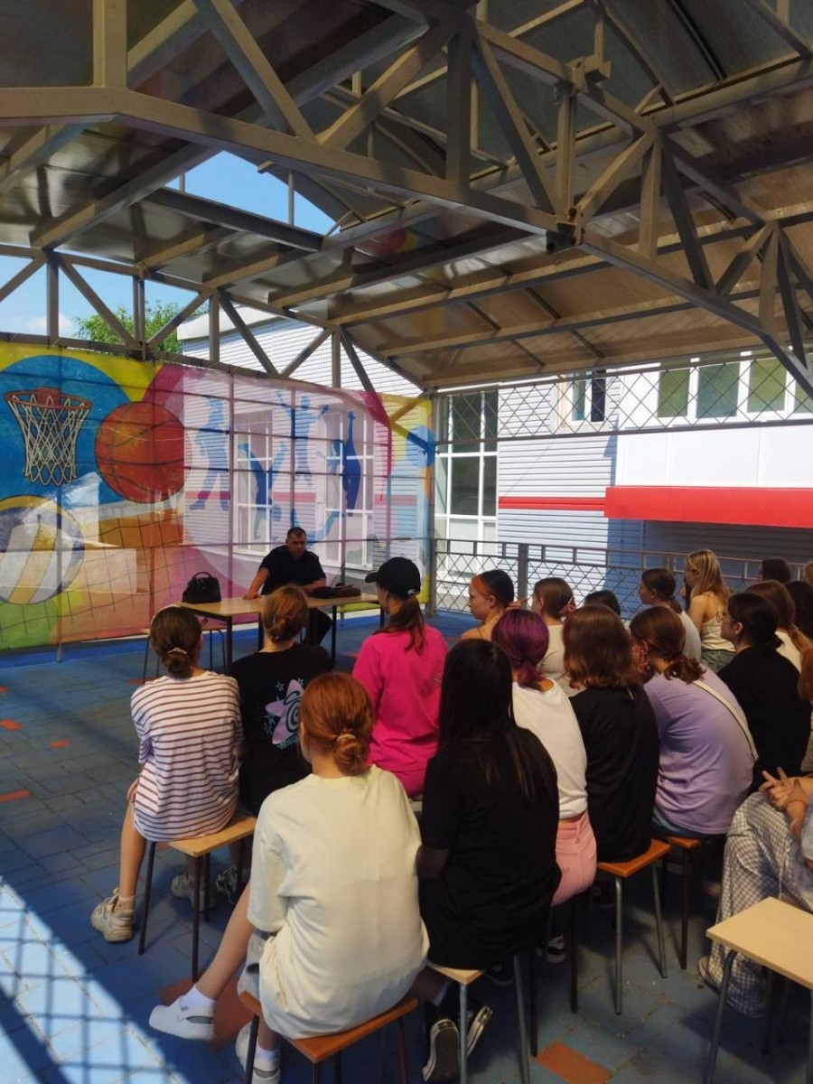 В рамках акции «Каникулы с Общественным советом» полицейские и общественники посетили в Новотроицке детский оздоровительный лагерь «Родник»
