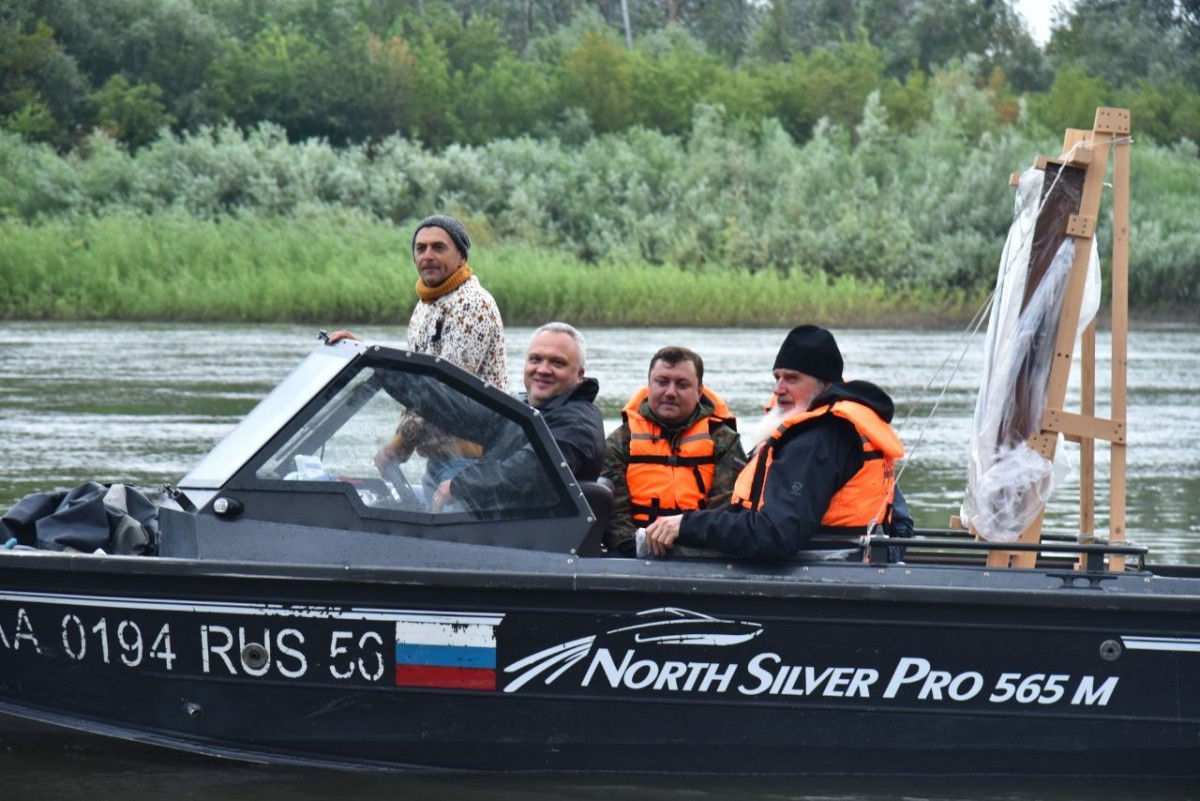 В Оренбурге прошло водное шествие по реке Урал с чудотворной иконой Божией Матери 