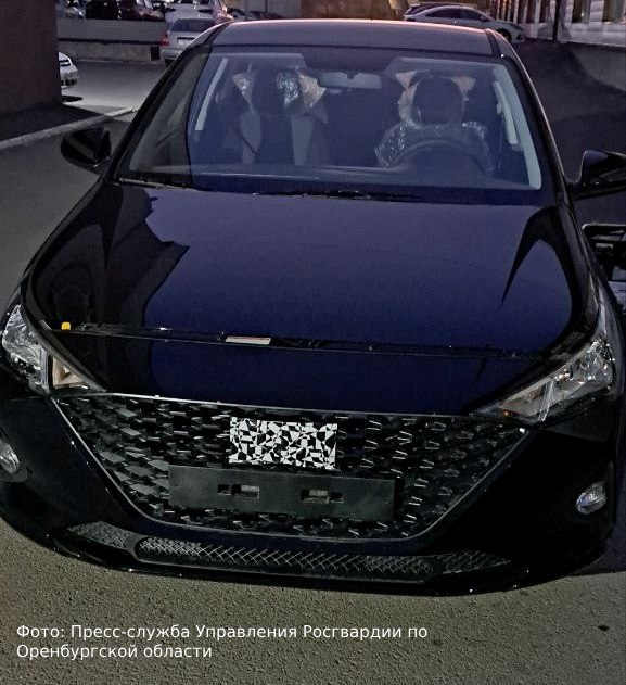 Росгвардейцы совместно с полицейскими в Оренбурге задержали местного жителя, пытавшегося угнать новый автомобиль из автосалона