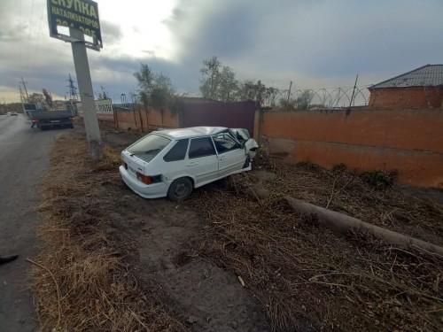 В Новотроицке водитель въехал в кирпичную стену