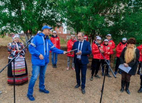 Волонтеры «Газпромнефть-Оренбурга» подарили сельчанам «Дворик детства»