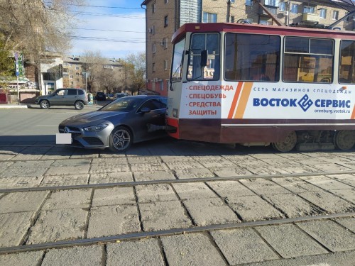 В Орске на проспекте Ленина произошло столкновение троллейбус