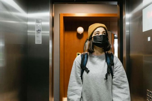 Оренбуржцев просят не забывать о масках даже в лифтах