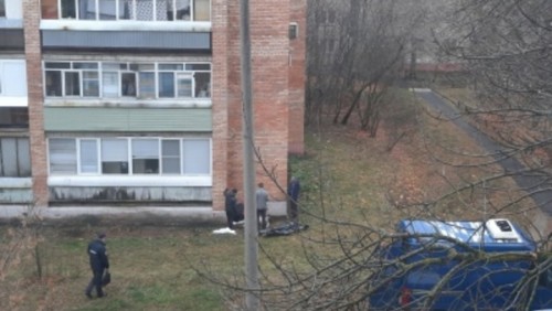 В Энергетике Новоорского района из окна квартиры на 4 этаже выпал мужчина