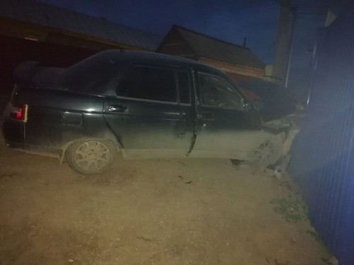 В Бугуруслане мужчина на легковом автомобиле протаранил бетонную стену