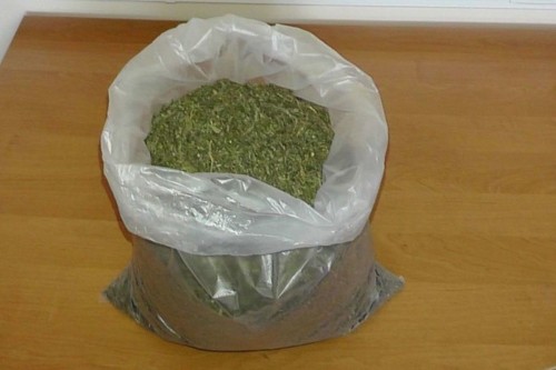 В Орске сотрудники полиции изъяли пакет с марихуаной