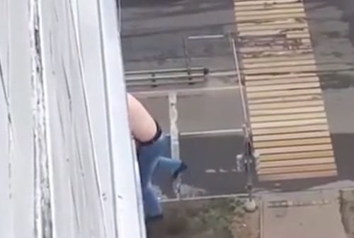 В Ясном из окна квартиры выпал 28-летний мужчина