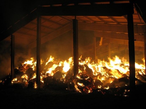 В Октябрьском районе от искры «болгарки» сгорел сарай и сено