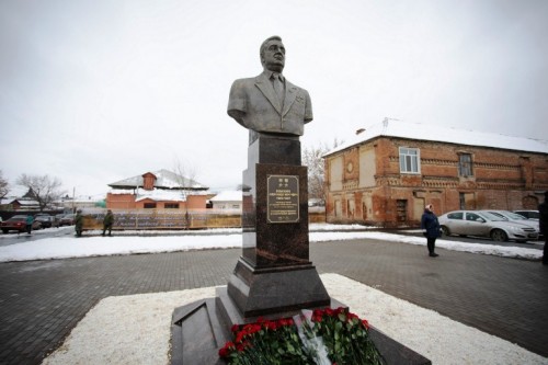 В Оренбурге открыли памятник герою соцтруда Александру Коваленко