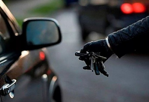 В Медногорске сотрудники полиции вернули мужчине похищенный автомобиль