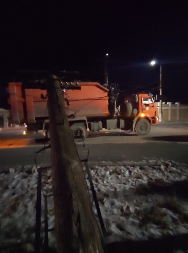 В Орске мусоровоз зацепил провода и свалил столб В Орске мусоровоз зацепил провода и свалил столб