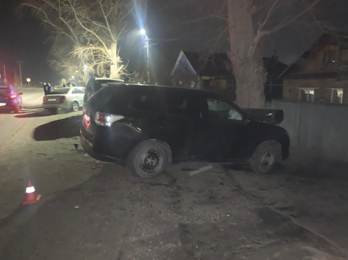 В Орске на улице Кубанской водитель автомобиля «Митсубиши» въехал в дерево