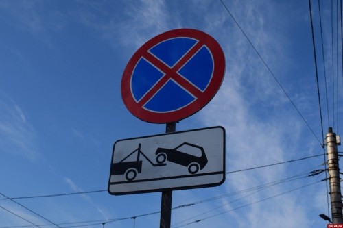 Водителей, припарковавших автомобили на улице Комсомольской с нарушением, привлекли к ответственности 
