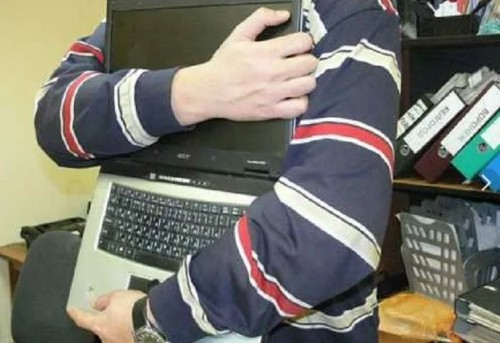 В Оренбурге в одной из школ с класса украли ноутбук