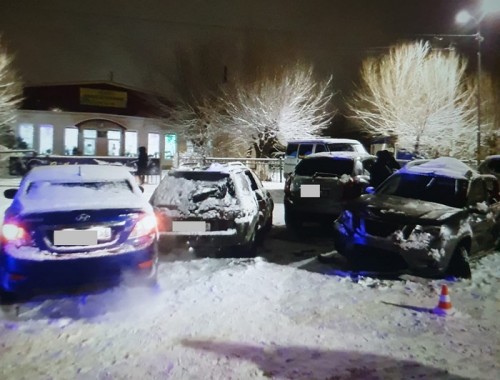В Орске на улице Тагильской фура собрала четыре автомобиля В Орске на улице Тагильской фура собрала четыре автомобиля