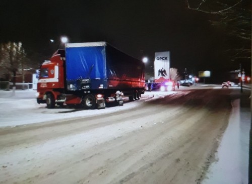 В Орске на улице Тагильской фура собрала четыре автомобиля В Орске на улице Тагильской фура собрала четыре автомобиля