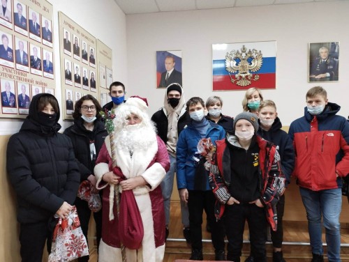 В Оренбурге «Полицейский Дед Мороз» встретился с подростками, состоящими на профилактическом учете В Оренбурге «Полицейский Дед Мороз» встретился с подростками, состоящими на профилактическом учете