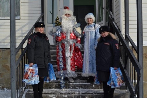Полицейский Дед Мороз и Снегурочка поздравили детей с наступающим праздником