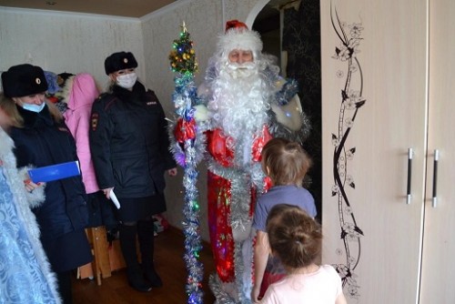 Полицейский Дед Мороз и Снегурочка поздравили детей с наступающим праздником