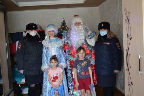 Полицейский Дед Мороз и Снегурочка поздравили детей с наступающим праздником
