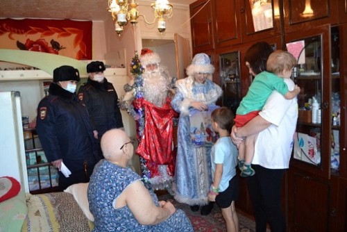 Полицейский Дед Мороз и Снегурочка поздравили детей с наступающим праздником