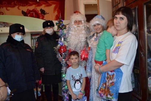 Полицейский Дед Мороз и Снегурочка поздравили детей с наступающим праздником