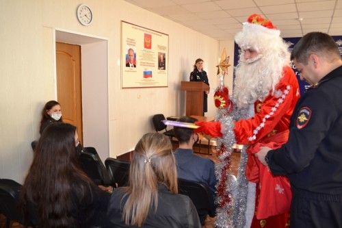 В Оренбурге сотрудники полиции наградили руководителей и участников регионального движения «Антидилер» В Оренбурге сотрудники полиции наградили руководителей и участников регионального движения «Антидилер»