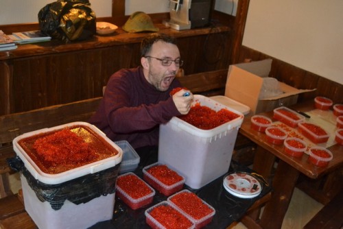 Житель Оренбурга купил красной икры у преступников на 406 тысяч рублей