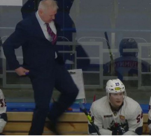 Тренер МХК «Сармат» после скандала с ударом ногой хоккеиста получил «красную карточку»