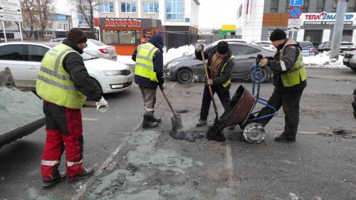 В Оренбурге образовавшиеся ямы заделают литым асфальтом