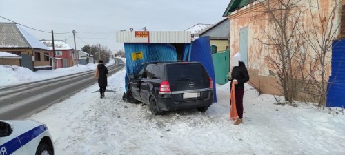 В Орске женщина на автомобиле «Опель» протаранила автобусную остановку