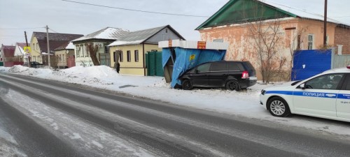 В Орске женщина на автомобиле «Опель» протаранила автобусную остановку