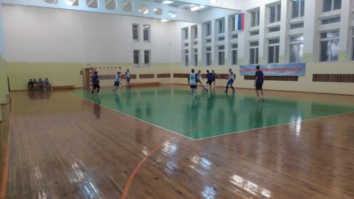 В Шарлыке сотрудники полиции сыграли в футбол со студентами